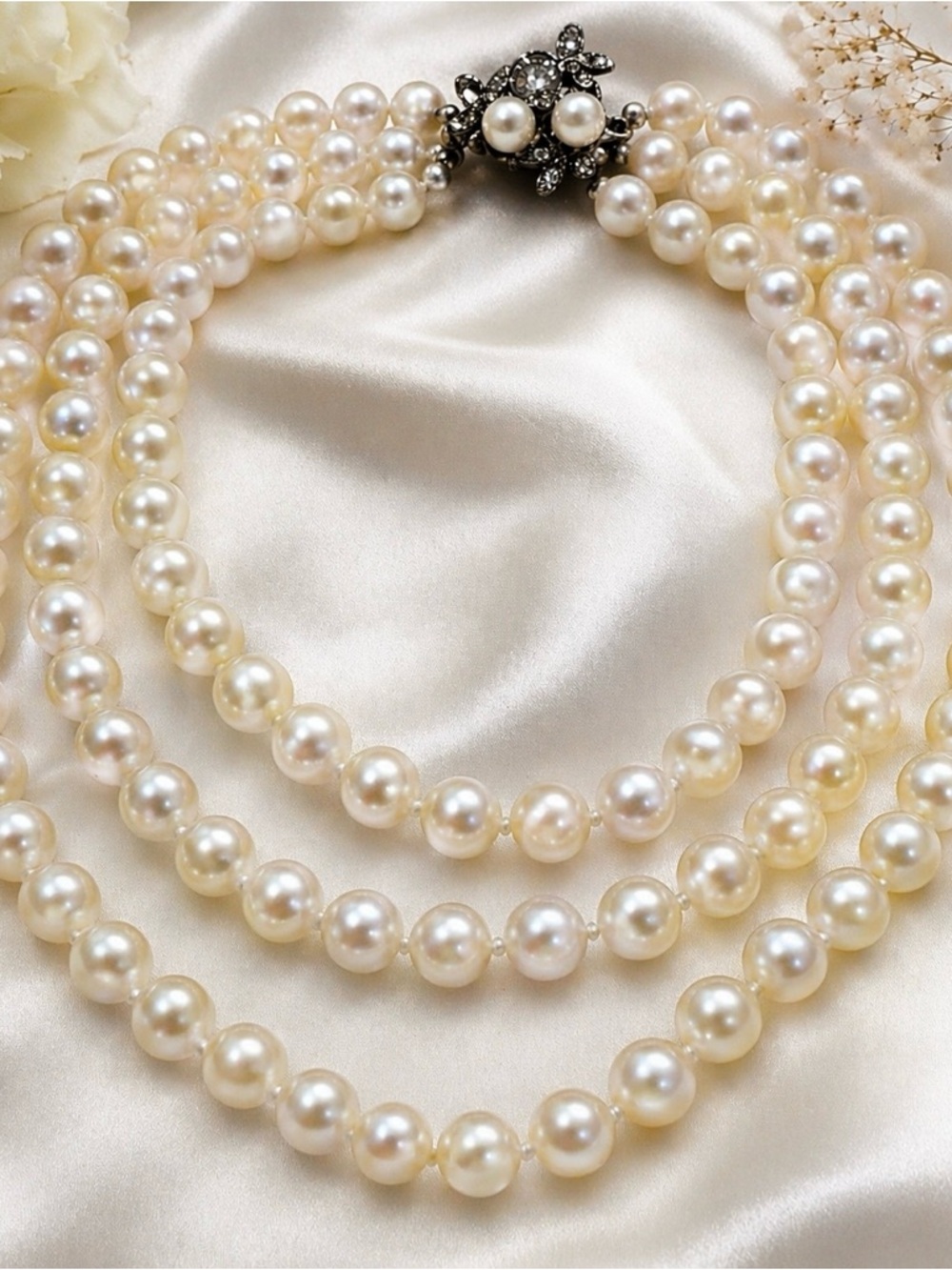 stunting vintage Japanese simulated pearl necklace featuring triple strand
